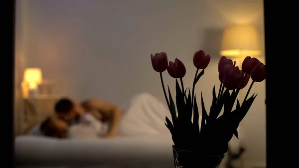 Pareja Haciendo Amor Después Una Cita Romántica Flores Pie Mesa — Foto de Stock