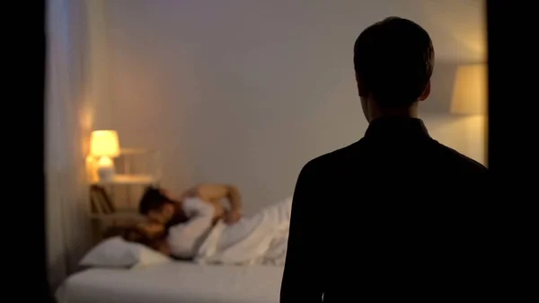 夫が彼の妻と姦淫を見つけること ベッドで恋人の浮気をキャッチ — ストック写真