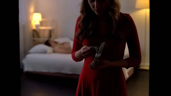 Para Sayma Sevgilisi Uyku Sırasında Oda Bırakarak Kırmızı Elbiseli Kadına — Stok fotoğraf