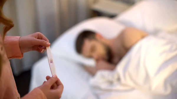 Κυρία Στο Πλευρό Στον Ύπνο Άντρα Θετικό Τεστ Εγκυμοσύνης Λήψη — Φωτογραφία Αρχείου