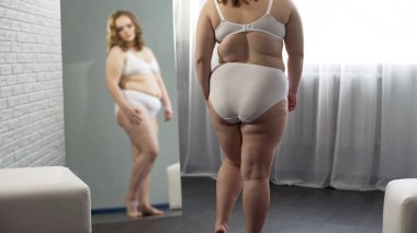 Tombul Bayan selülit ayna, bacaklar üzerinde denetimi form, obezite sorunu arıyorum