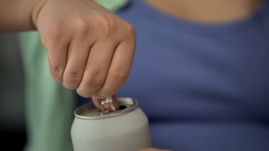 Bayan açılış olabilir soda içmek için fazla şeker, yakın çekim içeren içecek