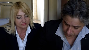 Karı koca, kötü haber, görevden alınması, iflas hayatta kalmak için ona yardım destek