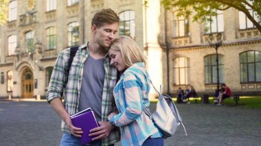 Çekici öğrenci çift ayakta kucaklayan, ilişki seven college yakınındaki