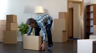 Üzgün yüz bırakarak yurt, alarak kutusuyla eşyalarını mezuniyet ile öğrenci