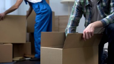 Unboxing şeyler kutularına getiren şirket işçisi hareketli yeni daire, dostum