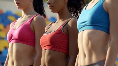 Yarışmadan önce birlikte ayakta ince kadın sporcuların çok ırklı takım