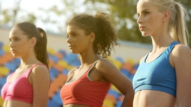 Kendine güvenen sportswomen birbirlerine spor takımı güçlü rakip görmek