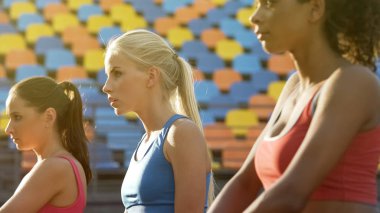 Çekici kadın sporcular yarışmalar için bekleyen, rakipleri kazanmak için kararlı