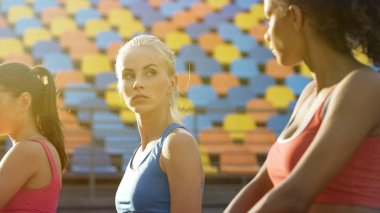 Meydan okurcasına birbirine bakarak sportswomen rakip, şampiyonluğunu için meydan