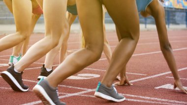 Başlayarak konum çalıştırmak için rekabet, başarı için yol çok ırklı kızlar