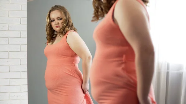 Tlustá Žena Při Pohledu Zrcadla Rozrušený Svůj Vzhled Nadváhou Nejistoty — Stock fotografie