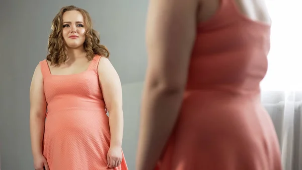 Gorda Fêmea Infeliz Com Seu Reflexo Espelho Dificilmente Entrou Vestido — Fotografia de Stock