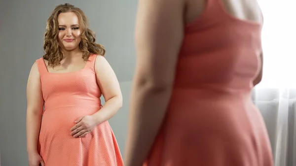 Overweight Senhora Infeliz Com Seu Reflexo Espelho Depressão Estágio Pós — Fotografia de Stock