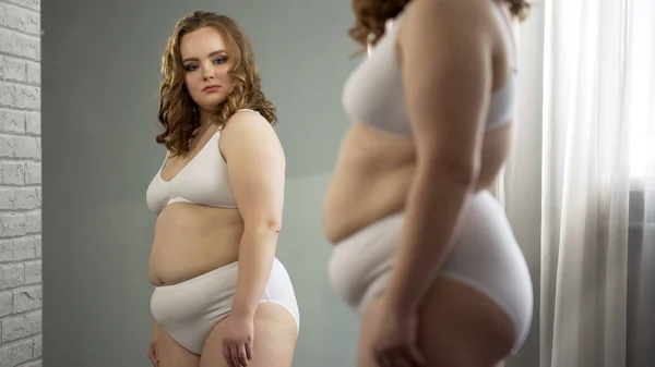 Kövér Hölgy Figyelmesen Nézett Tükörképe Túlméretes Test Elfogadása — Stock Fotó