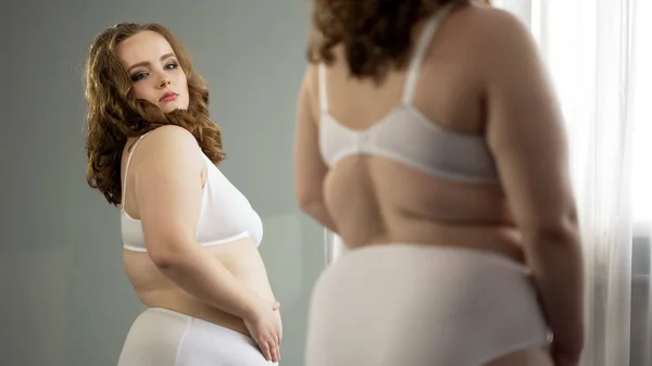 Fet Kvinna Att Undersöka Hennes Kropp Spegeln Funderar Att Bli — Stockfoto