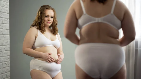 Depresso Oversize Donna Biancheria Intima Guardando Allo Specchio Problema Sovrappeso — Foto Stock
