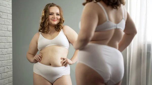 Corpo Positivo Menina Gorda Olhando Espelho Admirando Sua Aparência Feminilidade — Fotografia de Stock