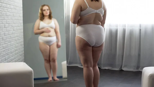 Túlsúlyos Lány Ellenőrzési Bőr Tükör Látszó Nél Cellulit Test Előtt — Stock Fotó