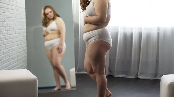 Грустный Ожирение Женщина Проверки Растяжек Животе Глядя Тело Зеркале — стоковое фото