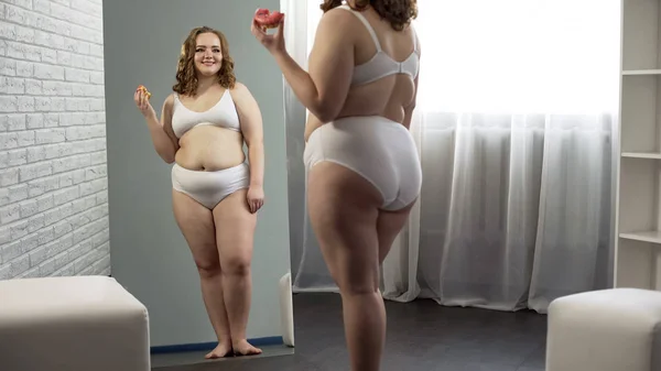 Chica Con Sobrepeso Admirando Reflejo Espejo Comiendo Donut Dulce Cuerpo — Foto de Stock