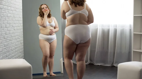 Feliz Chica Gorda Admirando Reflejo Del Espejo Comiendo Donas Dulces — Foto de Stock