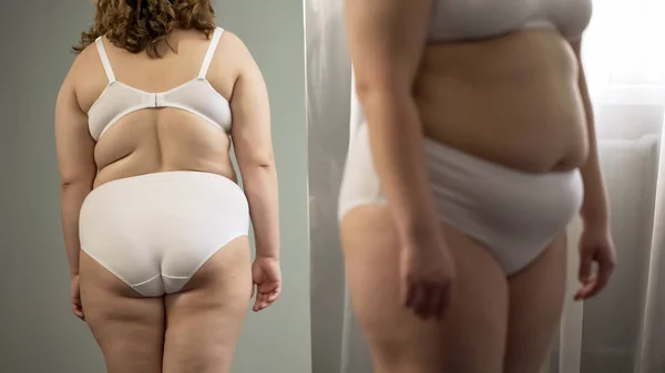 Wanita Gemuk Melihat Cermin Kelebihan Berat Badan Dan Selulit Tubuh — Stok Foto