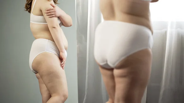 Lady Att Undersöka Hennes Size Celluliter Kropp Spegeln Begrunda Kirurgi — Stockfoto