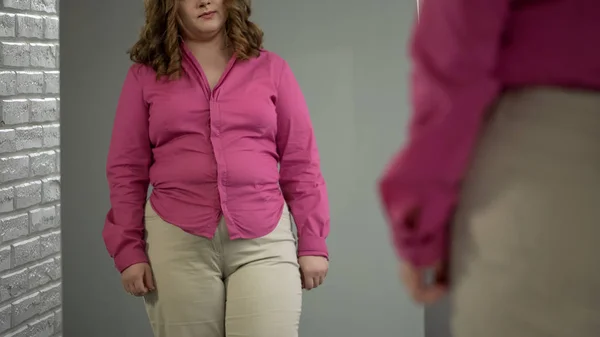 Femme Surpoids Regardant Dans Miroir Évaluer Son Apparence Problème Obésité — Photo