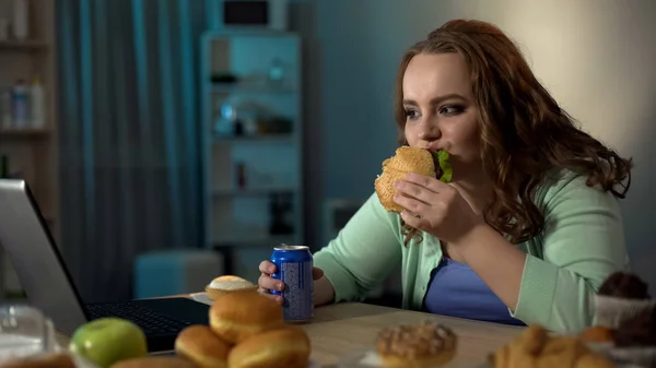 Mujer Con Sobrepeso Comiendo Alimentos Poco Saludables Viendo Programa Ordenador — Foto de Stock