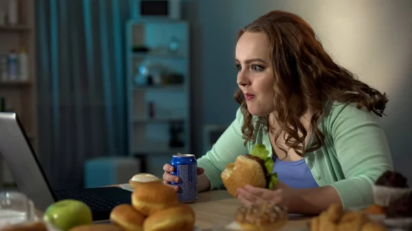 Elhízott Hölgy Egészségtelen Ételt Eszik Néz Video Laptop Lusta Életmód — Stock Fotó