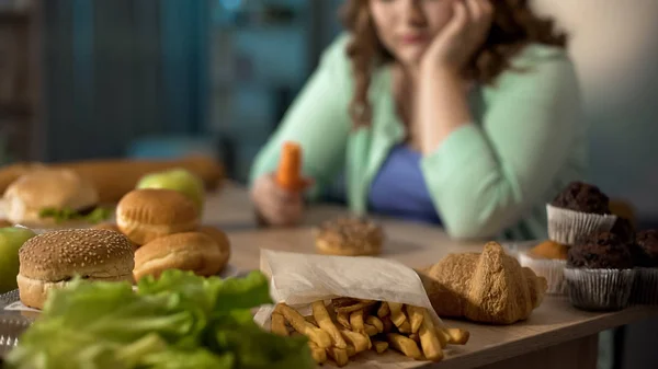 Deprimida Senhora Gorda Sentada Mesa Cheia Comida Insalubre Comendo Demais — Fotografia de Stock