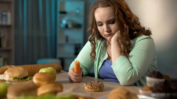 Triste Ragazza Grassa Mangiare Carota Sognare Ciambella Dolce Dieta Sana — Foto Stock