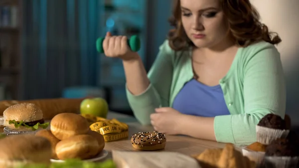 Excesso Peso Senhora Exercitando Infelizmente Olhando Para Junk Food Problema — Fotografia de Stock
