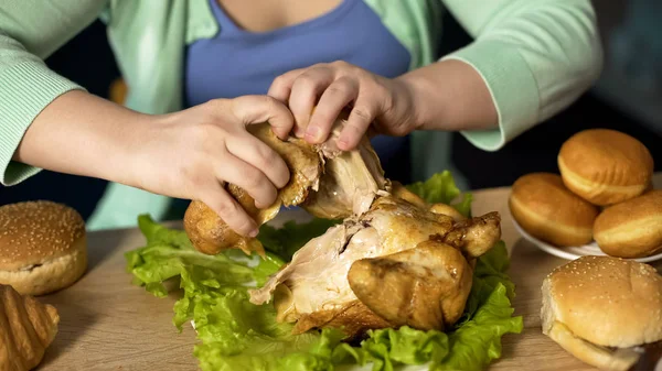 Mulher Com Excesso Peso Rasgando Pedaços Frango Assado Problema Comer — Fotografia de Stock