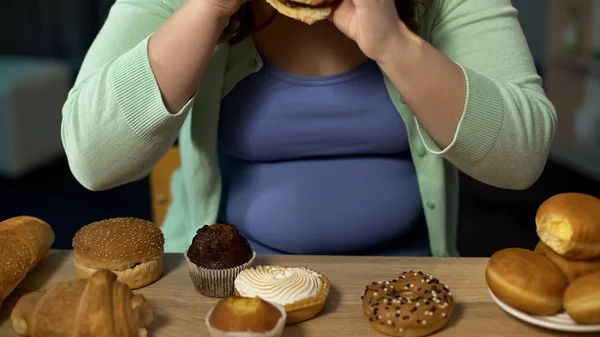 Übergewichtige Frau Konsumiert Viel Backwaren Isst Stress Mit Ungesunden Süßigkeiten — Stockfoto