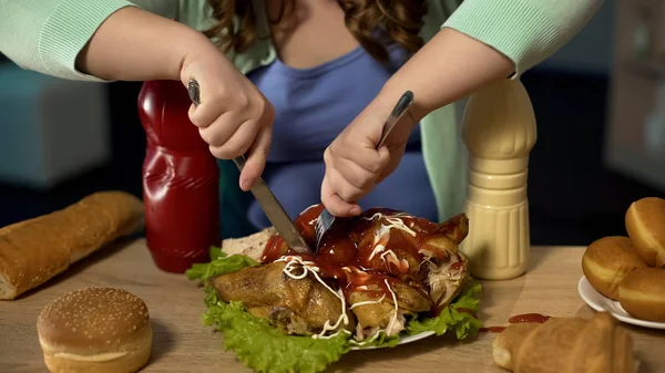 Niña Adolescente Obesa Tallando Pollo Grasiento Cubierto Con Ketchup Mayonesa — Foto de Stock