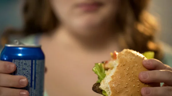 Señora Comer Comida Chatarra Beber Refrescos Azucarados Lata Problemas Comer — Foto de Stock