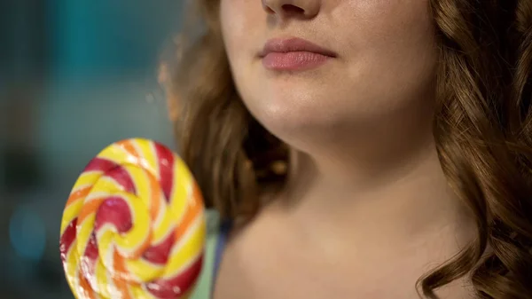 Duży Kolorowy Lizak Ręce Pulchne Kobiety Przejadanie Cukru Ryzyko Cukrzycy — Zdjęcie stockowe