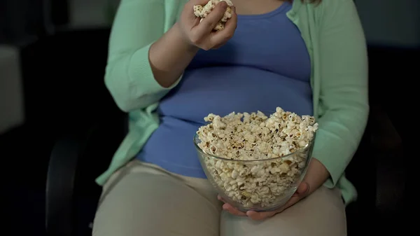 Mulher Obesa Segurando Punhado Pipocas Insalubres Comer Demais Dependência Alimentar — Fotografia de Stock