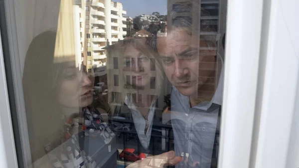 Gerente Vendas Mostrando Clientes Vista Janela Reflexo Cidade Vidro — Fotografia de Stock