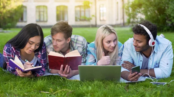 Group Students Lying Grass Preparing Final Exam University Education — Stock Photo, Image