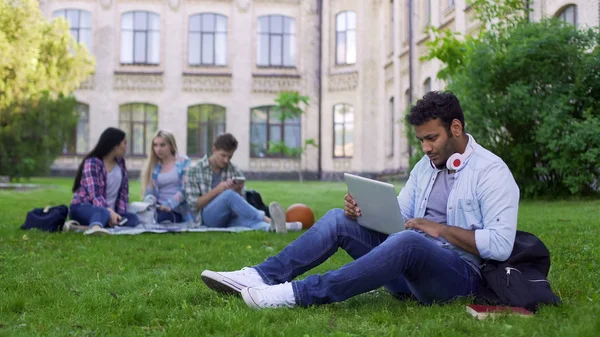 Studente Razza Mista Utilizzando Computer Portatile Seduto Sull Erba Nel — Foto Stock