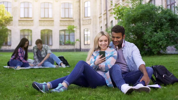 Milující Pár Studentů Sedí Trávníku Sledovat Video Smartphonu — Stock fotografie