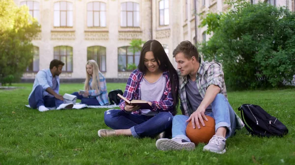 Student Par Sitter Gräsmattan Campus Studera Förbereda För Slutprov — Stockfoto
