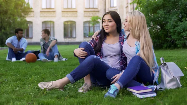 Najlepsi Przyjaciele Siedząc Trawnik Pobliżu College Przytulanie Wsparcie Przyjaźń — Zdjęcie stockowe