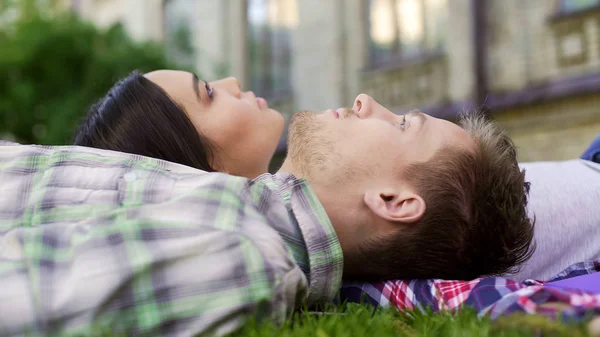 Primer Plano Feliz Pareja Acostada Hierba Disfrutando Fecha Amor Apoyo —  Fotos de Stock