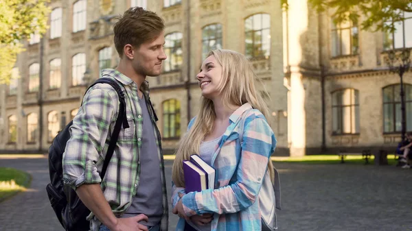 Paar Schaut Einander Und Flirtet Studenten Der Pause Der Nähe — Stockfoto