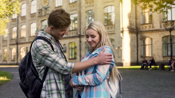 Stilig Ung Man Flirta Med Vackra Blonda Nära College Studenter — Stockfoto