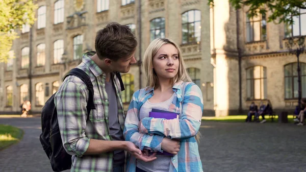 Student Flirtuje Arogancki Blond Dziewczyna Pobliżu College Jednostronna Miłość Emocje — Zdjęcie stockowe